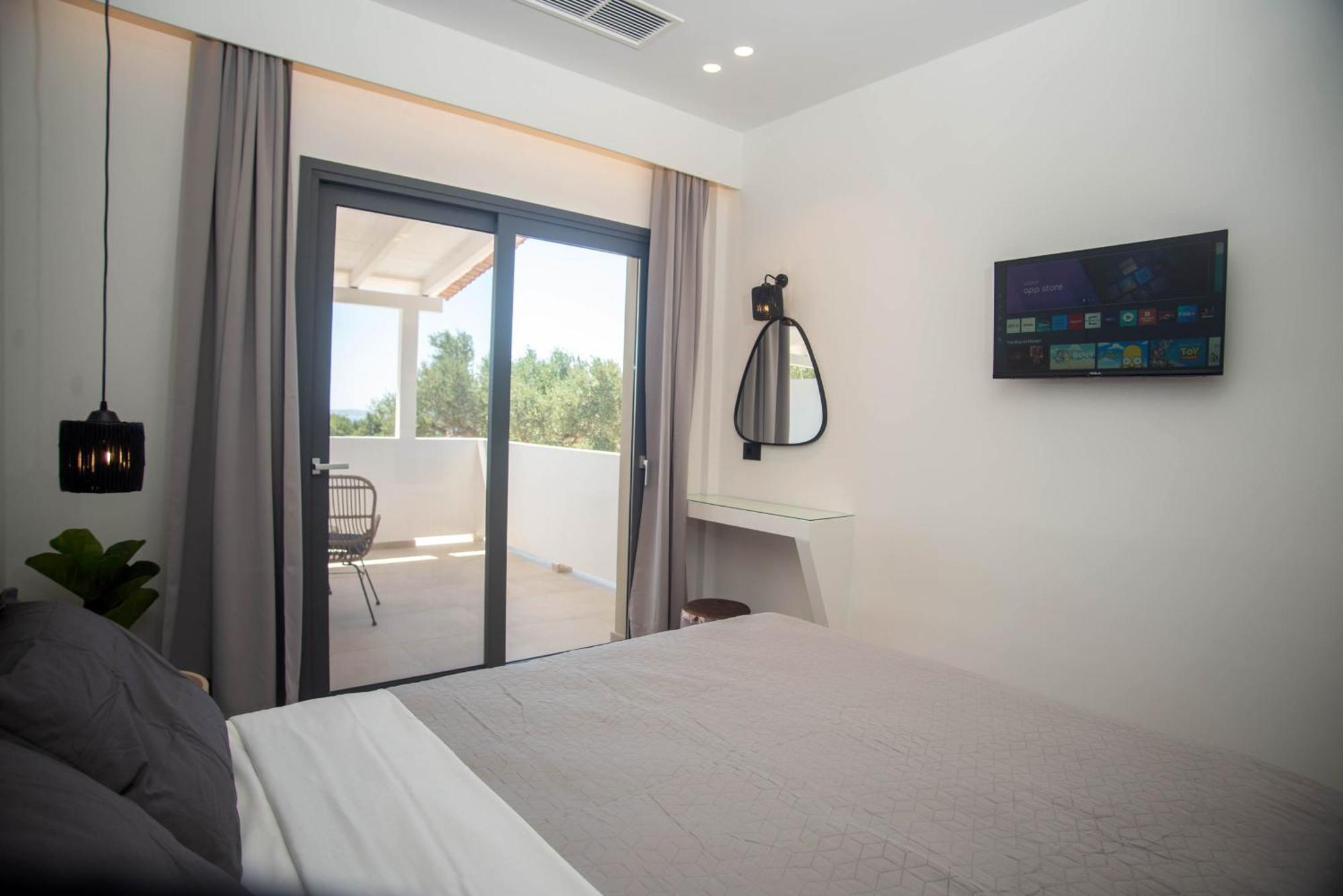 Marea Luxury Suites - Tramontana Koríthion Екстериор снимка